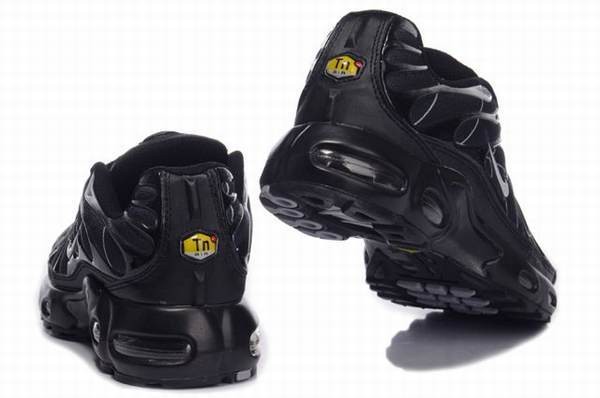 tn requin noir et vert